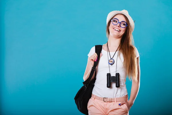 Mujer turista en retrato sombrero de verano — Foto de Stock