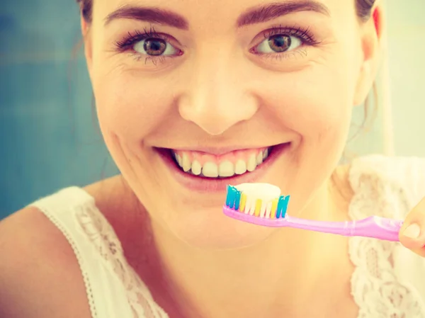 Жінка чистить чистячі зуби. Дівчина з зубною щіткою у ванній . — стокове фото