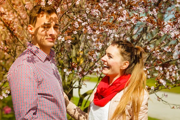 Ευτυχισμένο ζευγάρι έχοντας ρομαντική ημερομηνία στο πάρκο — Φωτογραφία Αρχείου