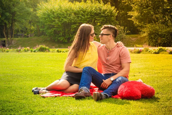 Pár s velkým srdcem na piknik — Stock fotografie
