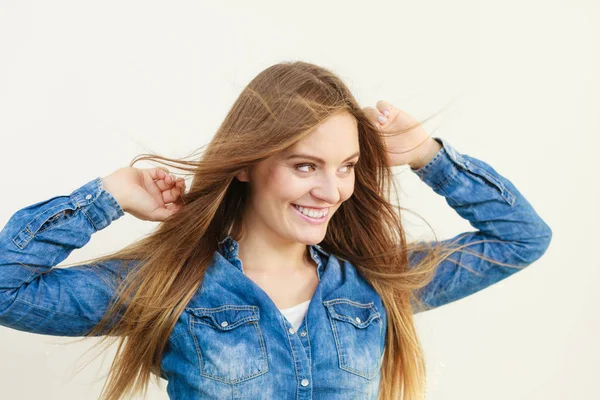 Menina com cabelos ondulados . — Fotografia de Stock