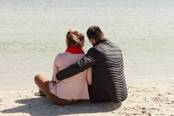 Szczęśliwa para o dacie na plaży — Zdjęcie stockowe