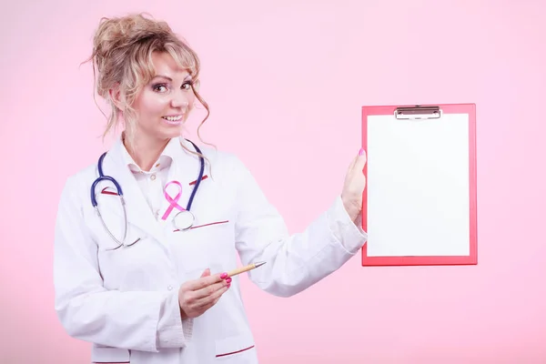 Doctor mostrando carpeta con cinta rosa por pluma . — Foto de Stock