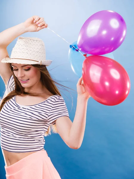 Vrouw zomer vrolijk meisje met kleurrijke ballonnen — Stockfoto