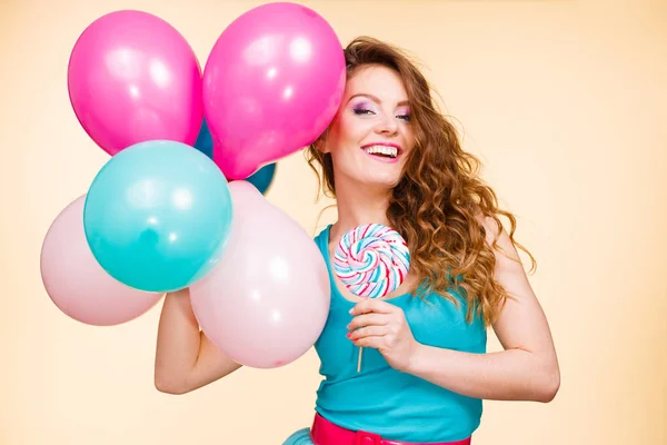 Mujer con globos de colores y piruleta — Foto de Stock