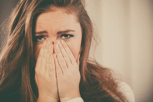 Triste donna copertina viso con le mani — Foto Stock