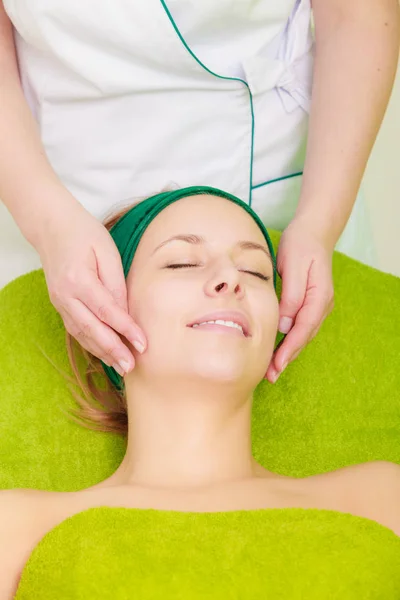 Mujer recibiendo masaje facial tradicional en esteticista —  Fotos de Stock