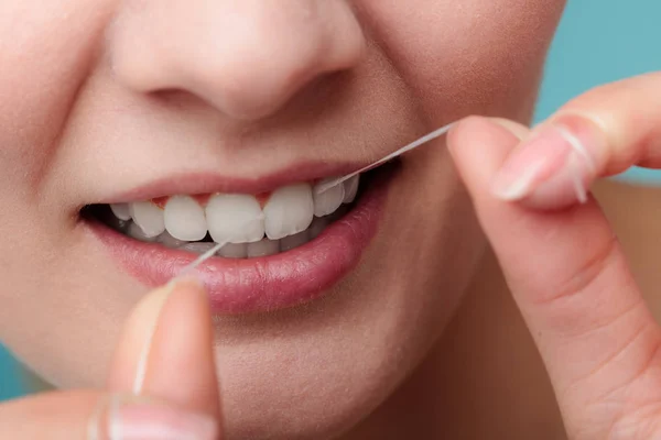 Woman smiling with dental floss. — Stock Photo, Image