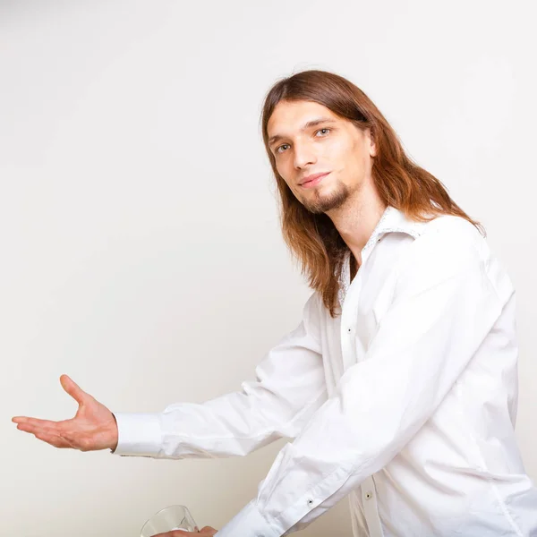 Skilled bartender juggling with glass. — Stock Photo, Image