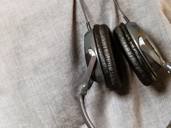 Primer plano de los auriculares colgando boca abajo —  Fotos de Stock