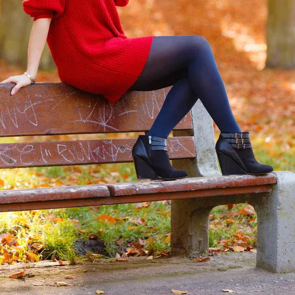 Belleza chica en otoño tiempo relajarse al aire libre . — Foto de Stock