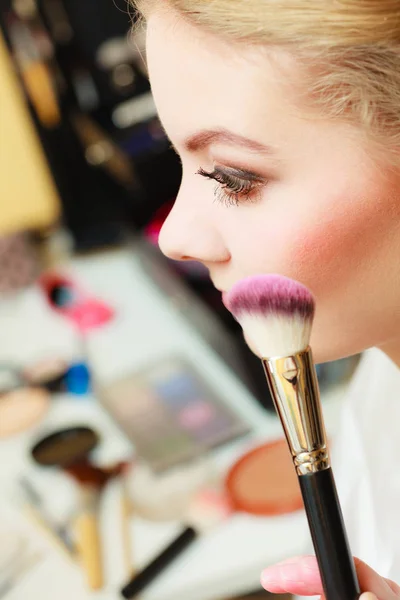 Close-up van vrouw krijgen van make-up, blush — Stockfoto