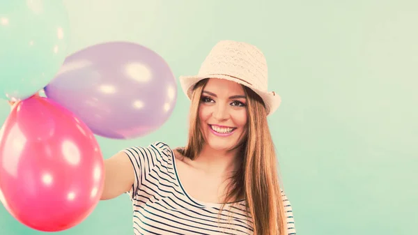 Chica alegre divertirse con globos de colores . — Foto de Stock