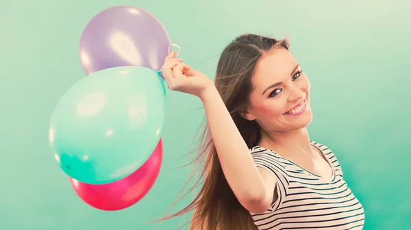 Nainen kesällä iloinen tyttö värikkäitä ilmapalloja — kuvapankkivalokuva