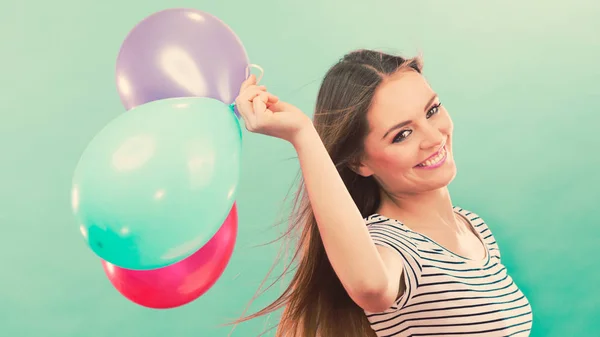 Mujer verano alegre chica con globos de colores — Foto de Stock