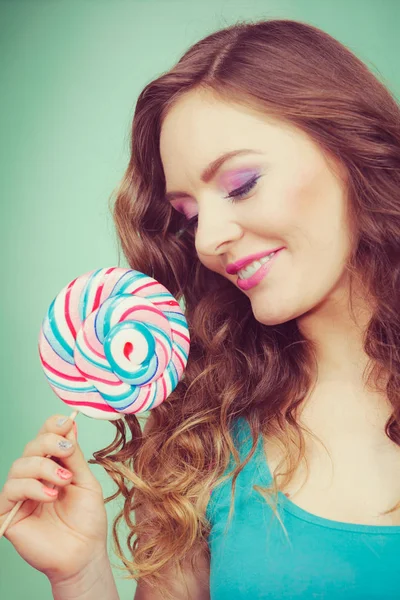 Usměvavá dívka s lízátko candy na šedozelená — Stock fotografie