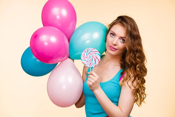 Mujer con globos de colores y piruleta — Foto de Stock