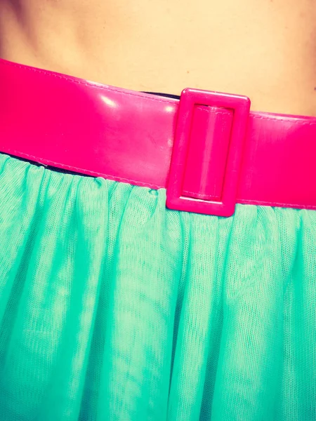 Pink bältet på blå tyll kjol — Stockfoto
