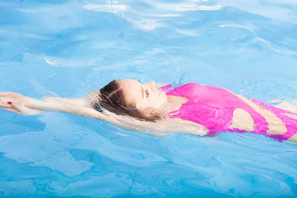 Vacker kvinna bada i pool — Stockfoto