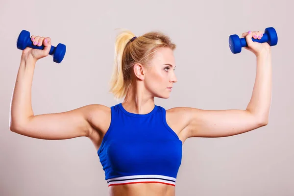 Fit woman lifting dumbbells weights — Stock Photo, Image