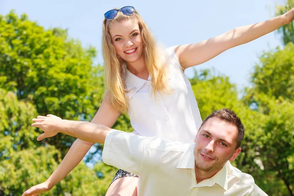 Feliz pareja teniendo una cita romántica en el parque — Foto de Stock