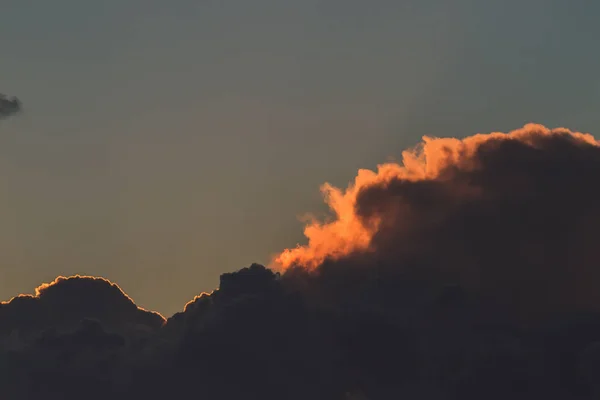 Karanlık fırtınalı bulutlar gökyüzü günbatımı tarafından kapsayan — Stok fotoğraf
