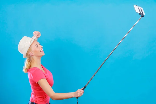 Woman taking picture of herself with phone on stick — Stock Photo, Image