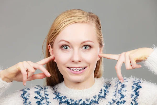 Mulher cobrindo orelhas com dedos — Fotografia de Stock