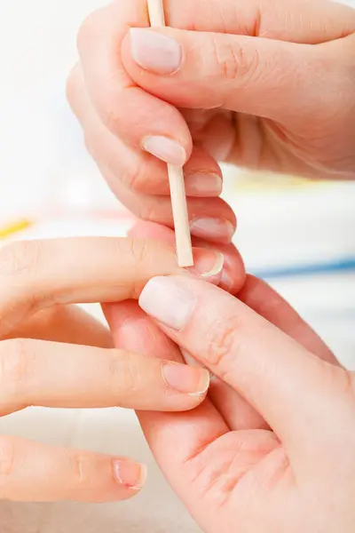 Preparación de las uñas antes de la manicura, empujando hacia atrás las cutículas — Foto de Stock