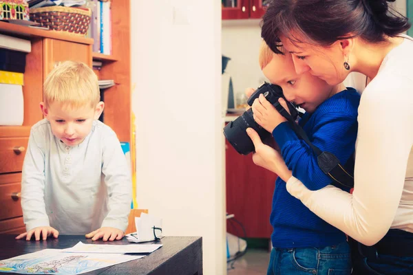 Ragazzo che gioca con una grande macchina fotografica digitale professionale — Foto Stock