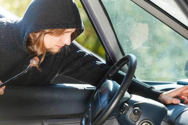 Burglar thief breaking into car and stealing — Stock Photo, Image