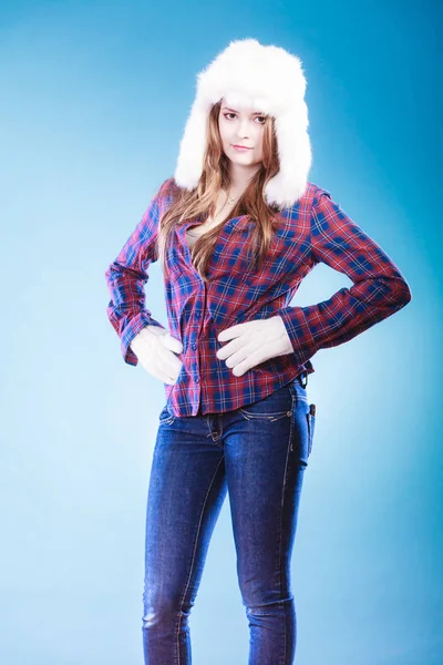 Mujer joven en ropa de invierno gorra de piel —  Fotos de Stock