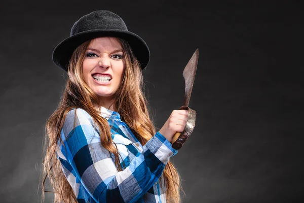 Arga stark kvinna i hatt hålla machete. — Stockfoto