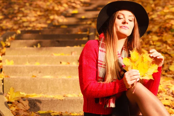 紅葉公園でリラックスできる女性 — ストック写真