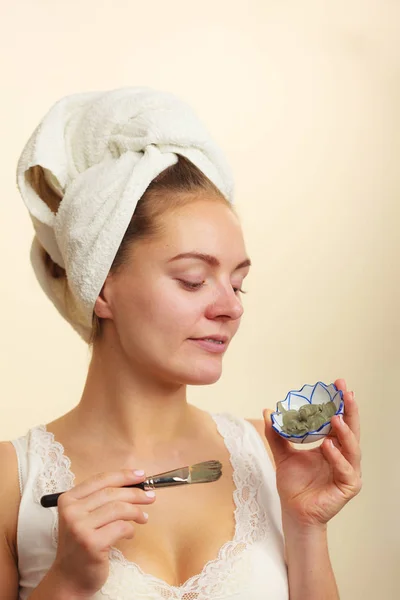 Woman applying with brush clay mud mask to her face — Stock Photo, Image