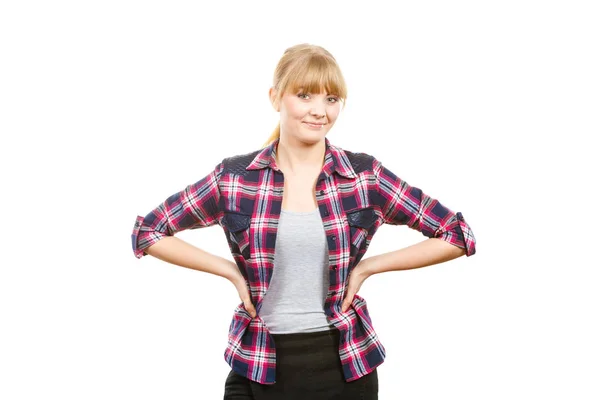 Sorrindo de pé mulher vestindo camisa xadrez — Fotografia de Stock