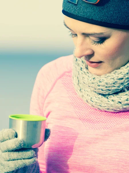 Fit mujer en el día frío calentamiento beber té —  Fotos de Stock