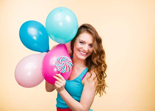 Donna con palloncini colorati e lecca-lecca — Foto Stock