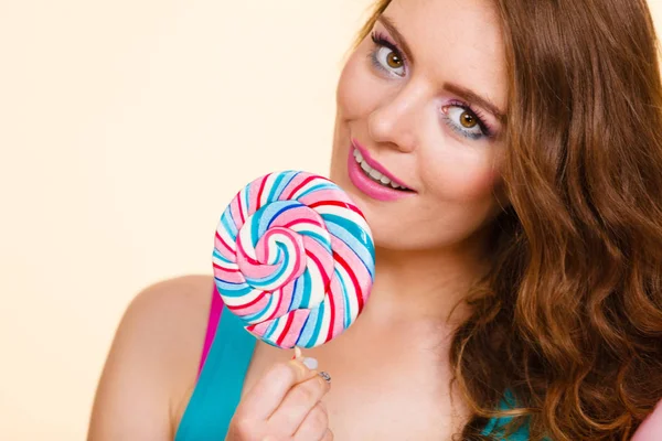 Frau fröhliches Mädchen mit Lutscher-Bonbons — Stockfoto