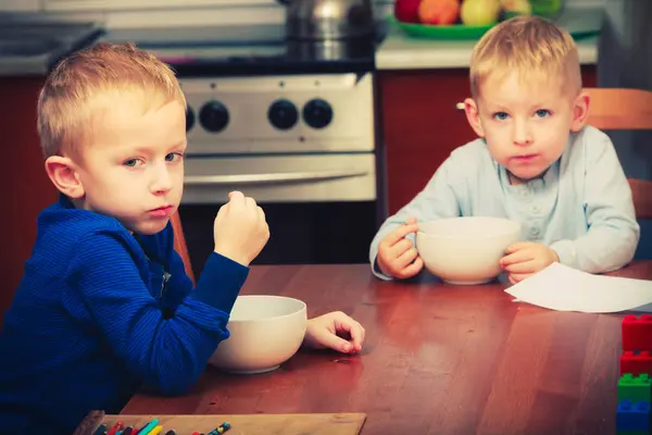 Dos chicos, niños desayunando juntos. — Foto de Stock