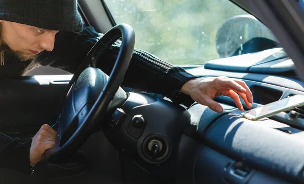 Einbrecher brechen in Auto ein und stehlen Smartphone — Stockfoto