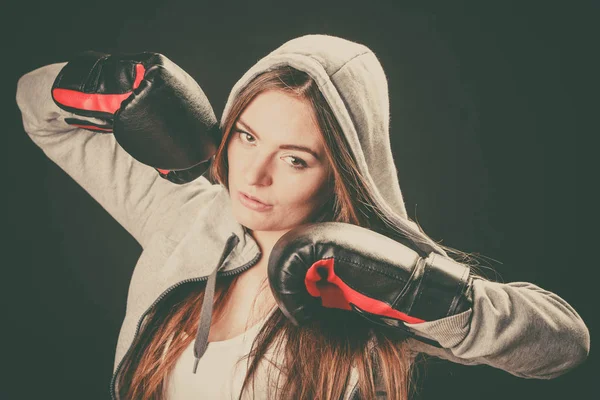 Mujer usar guantes de boxeador con brazos en el aire . — Foto de Stock