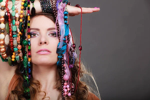 Mujer bonita con collares de joyería pulseras —  Fotos de Stock