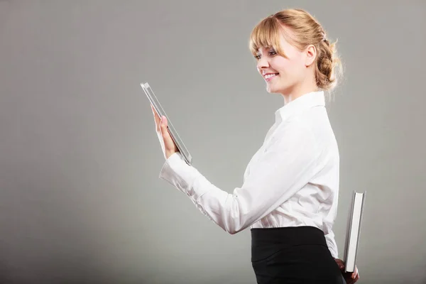 Mulher aprendendo com ebook e livro. Educação . — Fotografia de Stock