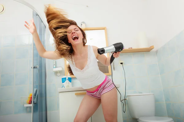 Μακριά μαλλιά γυναίκα στέγνωμα μαλλιών στο μπάνιο — Φωτογραφία Αρχείου