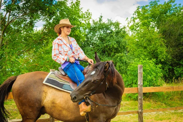 Vaquera montando a caballo en el prado del campo —  Fotos de Stock