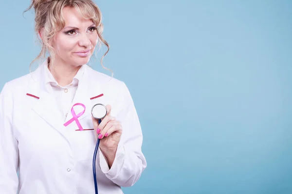 Läkare med rosa cancer band — Stockfoto