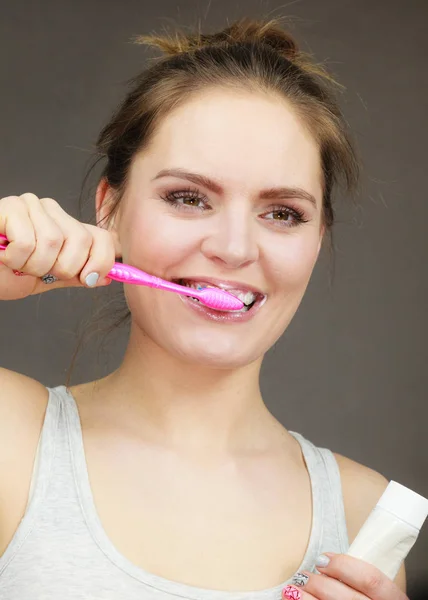 Mulher escovando dentes de limpeza — Fotografia de Stock