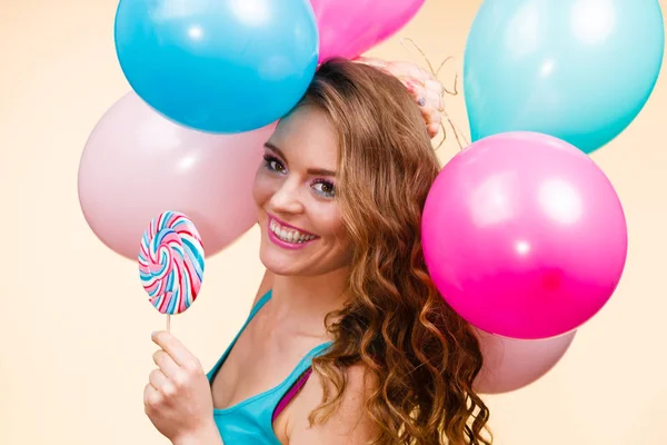 Donna con palloncini colorati e lecca-lecca — Foto Stock