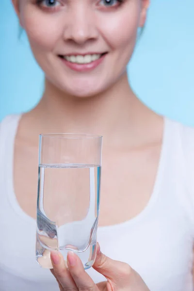 Kvinna som håller ett glas vatten — Stockfoto